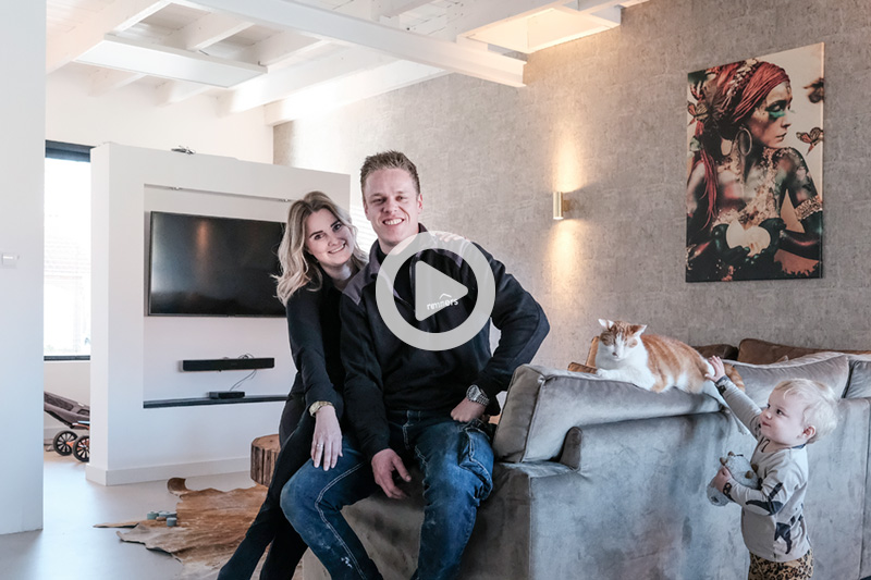 Vloggers Roos en Tom genieten van een gasloze woning